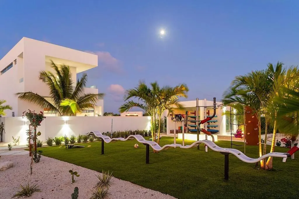 Oceanside 3 Bedroom Luxury Villa With Private Pool, 500Ft From Long Bay Beach -V5 Turks en Caicos Eilanden