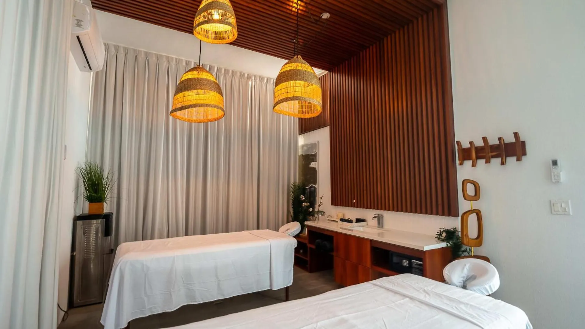 Oceanside 3 Bedroom Luxury Villa With Private Pool, 500Ft From Long Bay Beach -V5