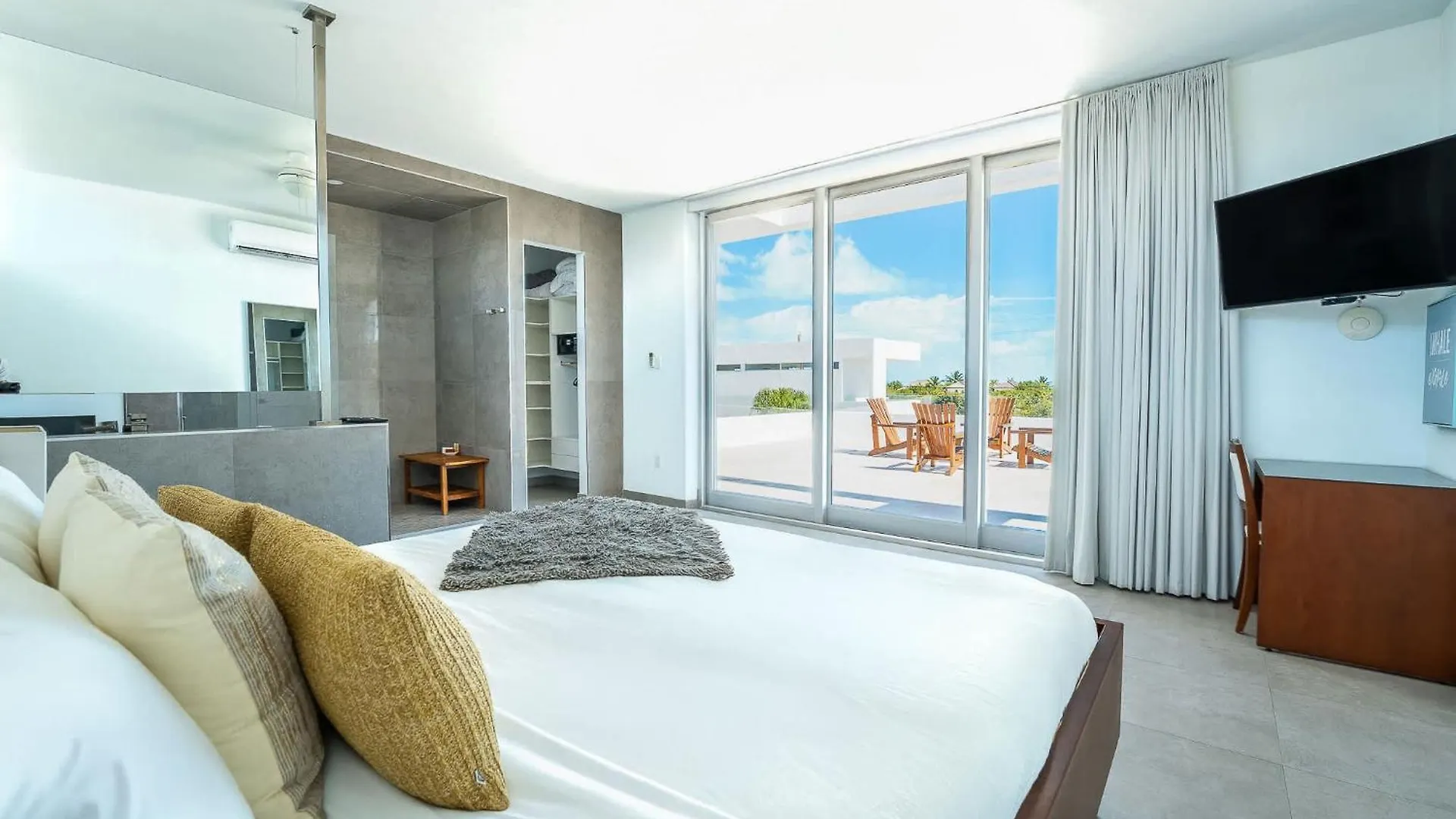 Oceanside 3 Bedroom Luxury Villa With Private Pool, 500Ft From Long Bay Beach -V5