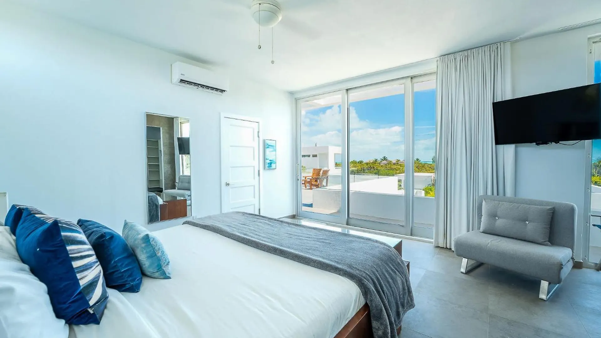 Oceanside 3 Bedroom Luxury Villa With Private Pool, 500Ft From Long Bay Beach -V5