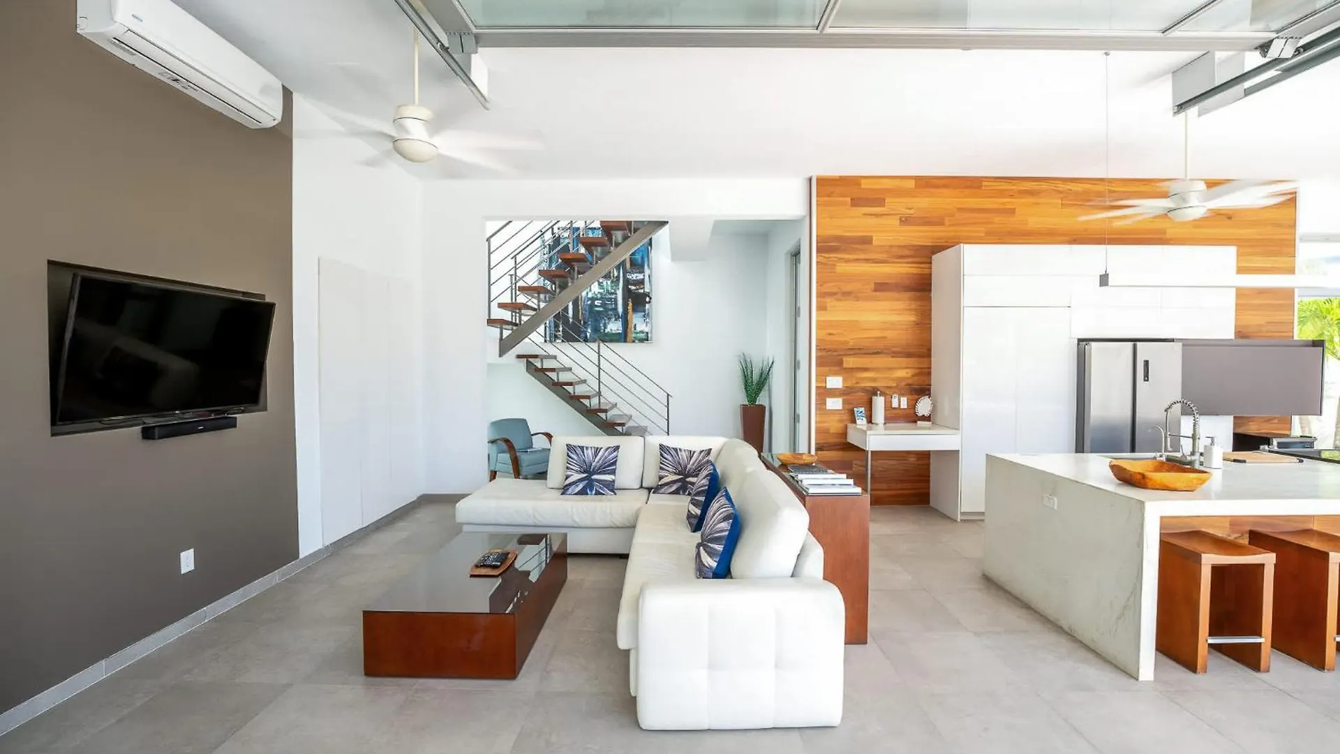Oceanside 3 Bedroom Luxury Villa With Private Pool, 500Ft From Long Bay Beach -V5
