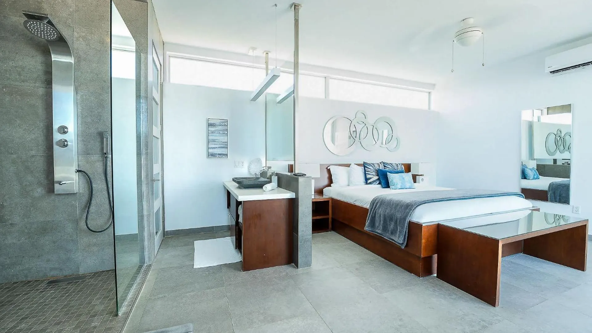 Oceanside 3 Bedroom Luxury Villa With Private Pool, 500Ft From Long Bay Beach -V5 0*,  Turks- och Caicosöarna